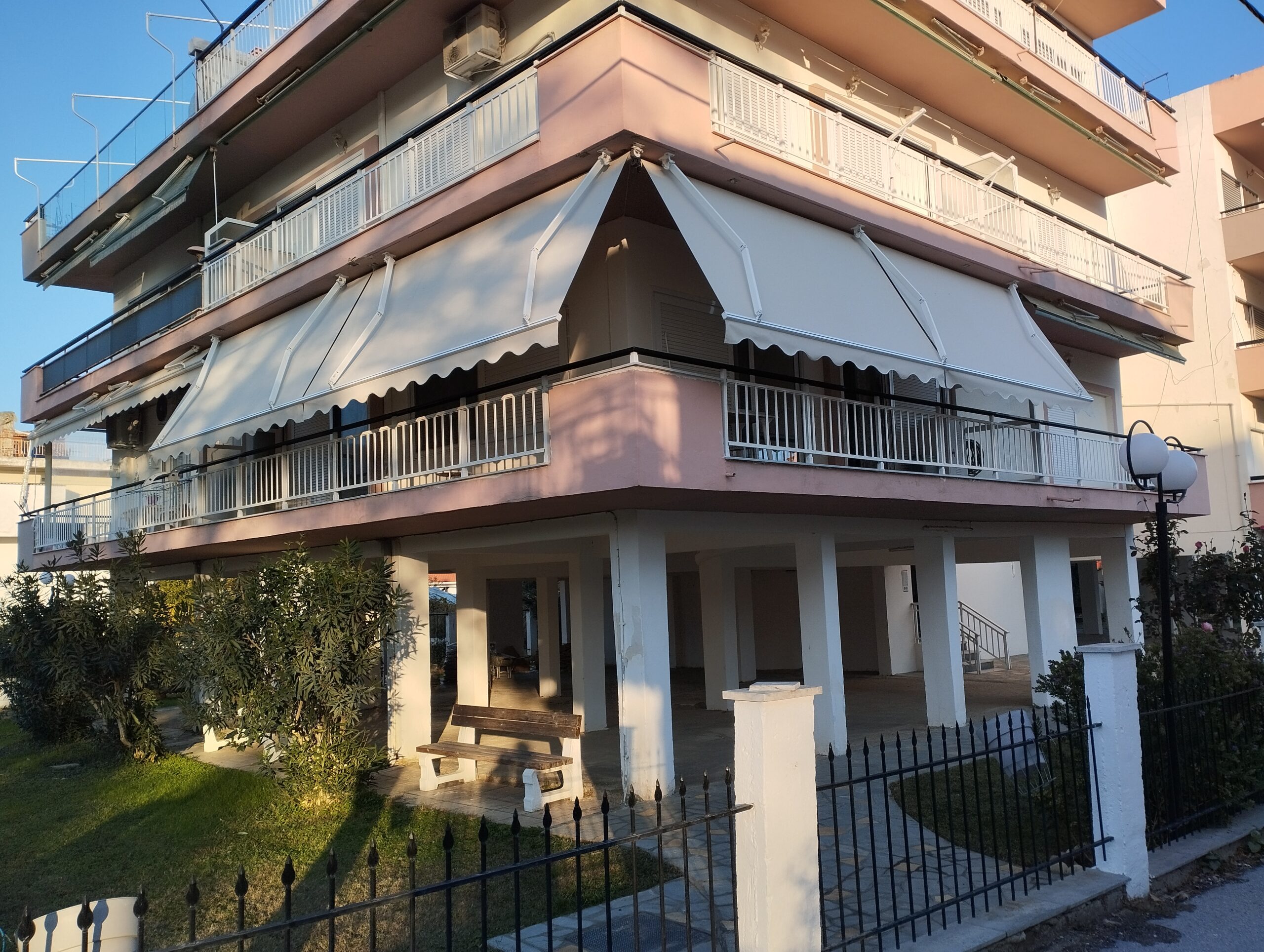 ΤεντοPlanet | Τέντες, Πέργκολες, Ζελατίνες, Καποτίνες | Υφασμάτινες, Μεταλλικές, Ηλεκτροκίνητες | Τοποθέτηση, Επισκευή, Συντήρηση | Θεσσαλονίκη | Tentoplanet.gr